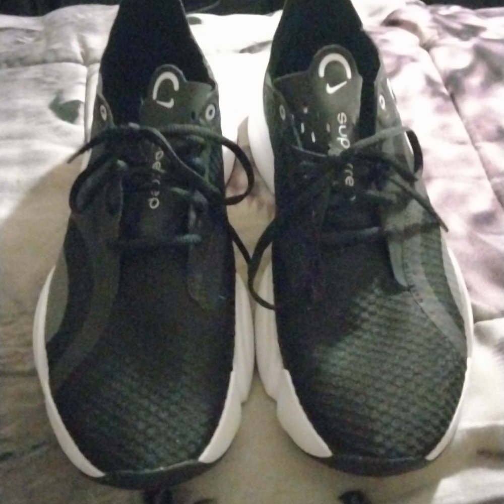 Men size 10 Nike shoe